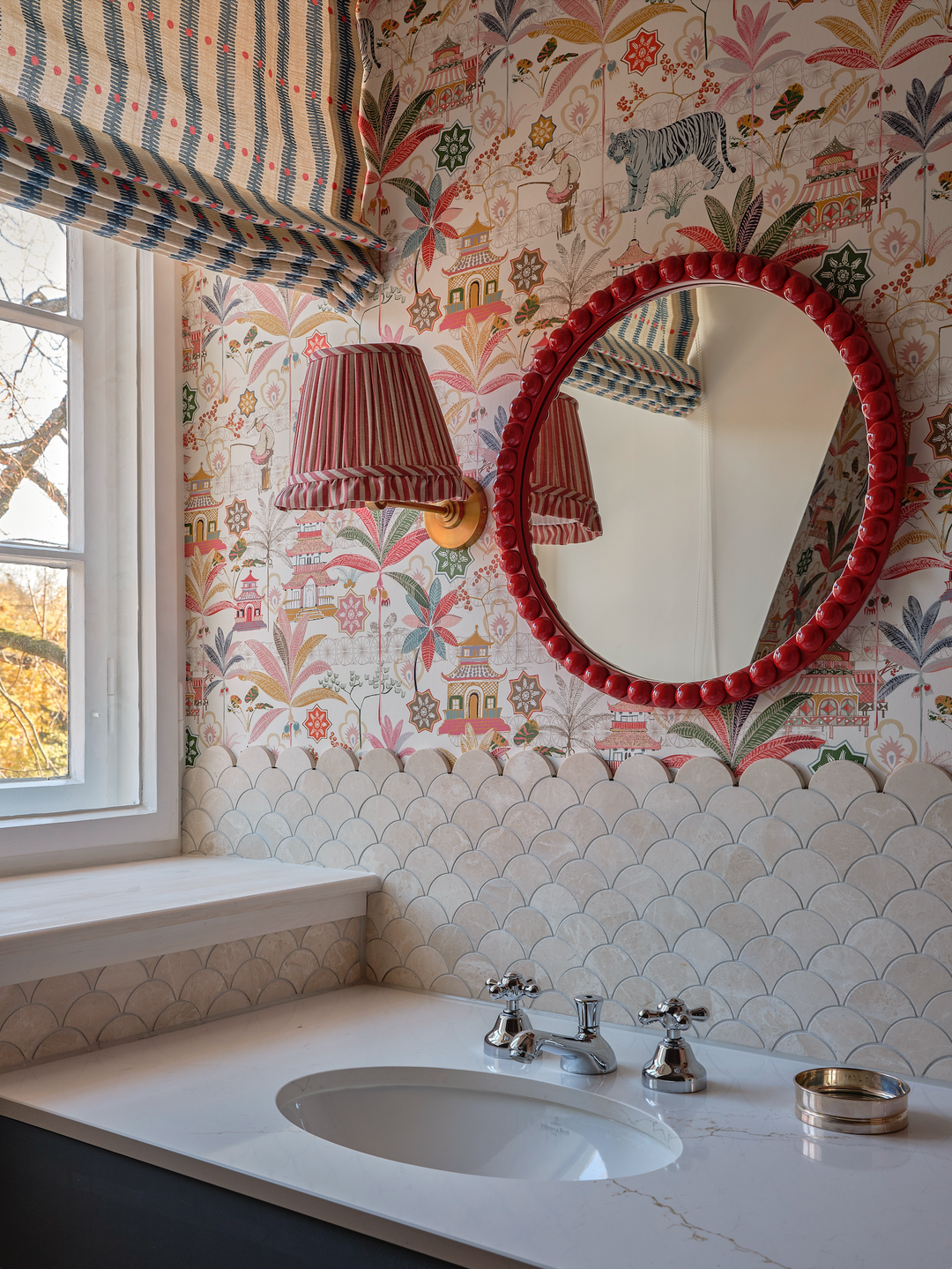 Tiger red wallpaper and Zara blue fabric in Berlin