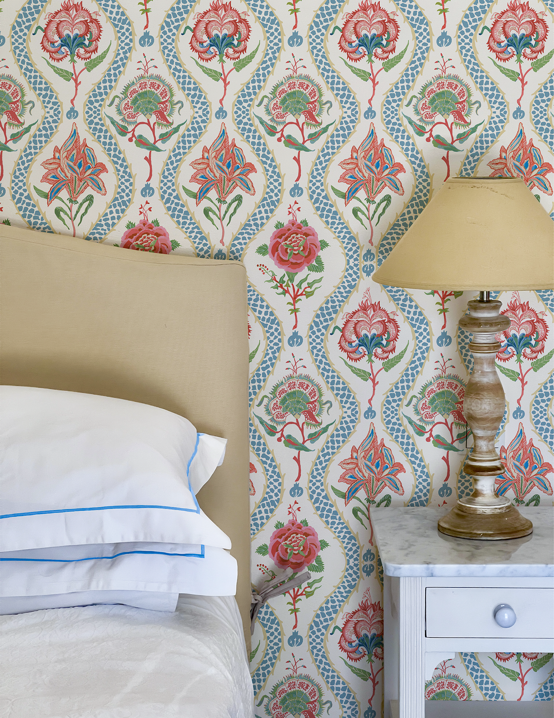 Chintzy blue wallpaper