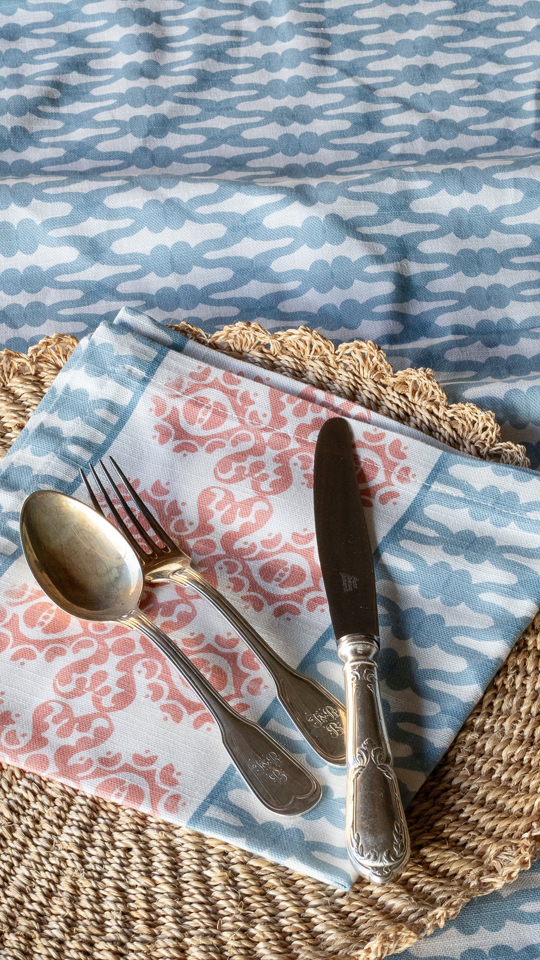 Knot tablecloth and napkins