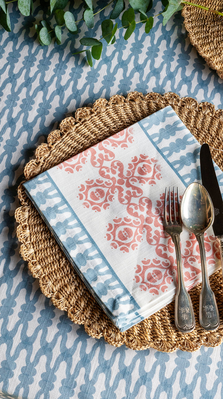 Knot tablecloth and napkins