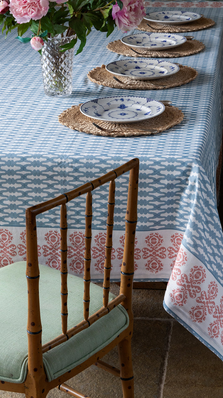 Knot tablecloth and napkins