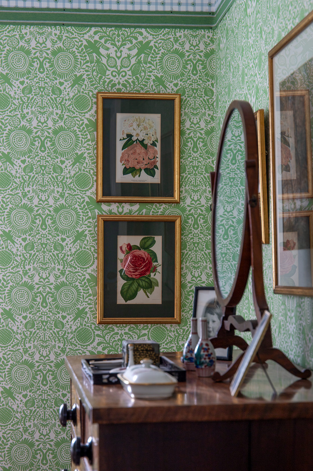 London Birds green wallpaper