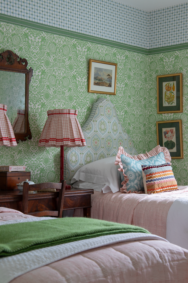 London Birds green wallpaper